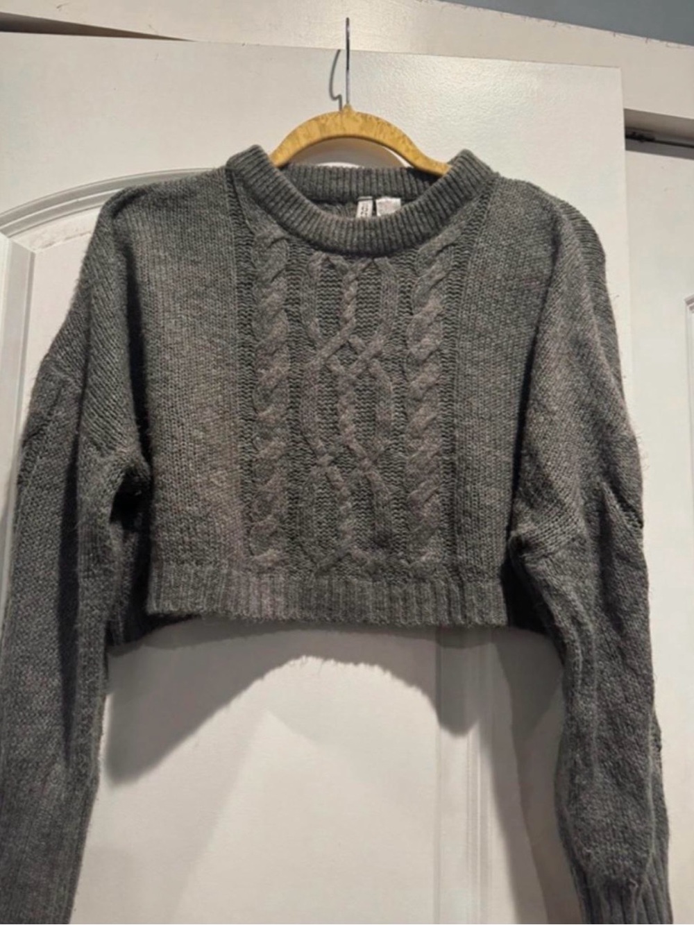 Divided H&M Gray Cable Knit Cropped Sweater Size Small